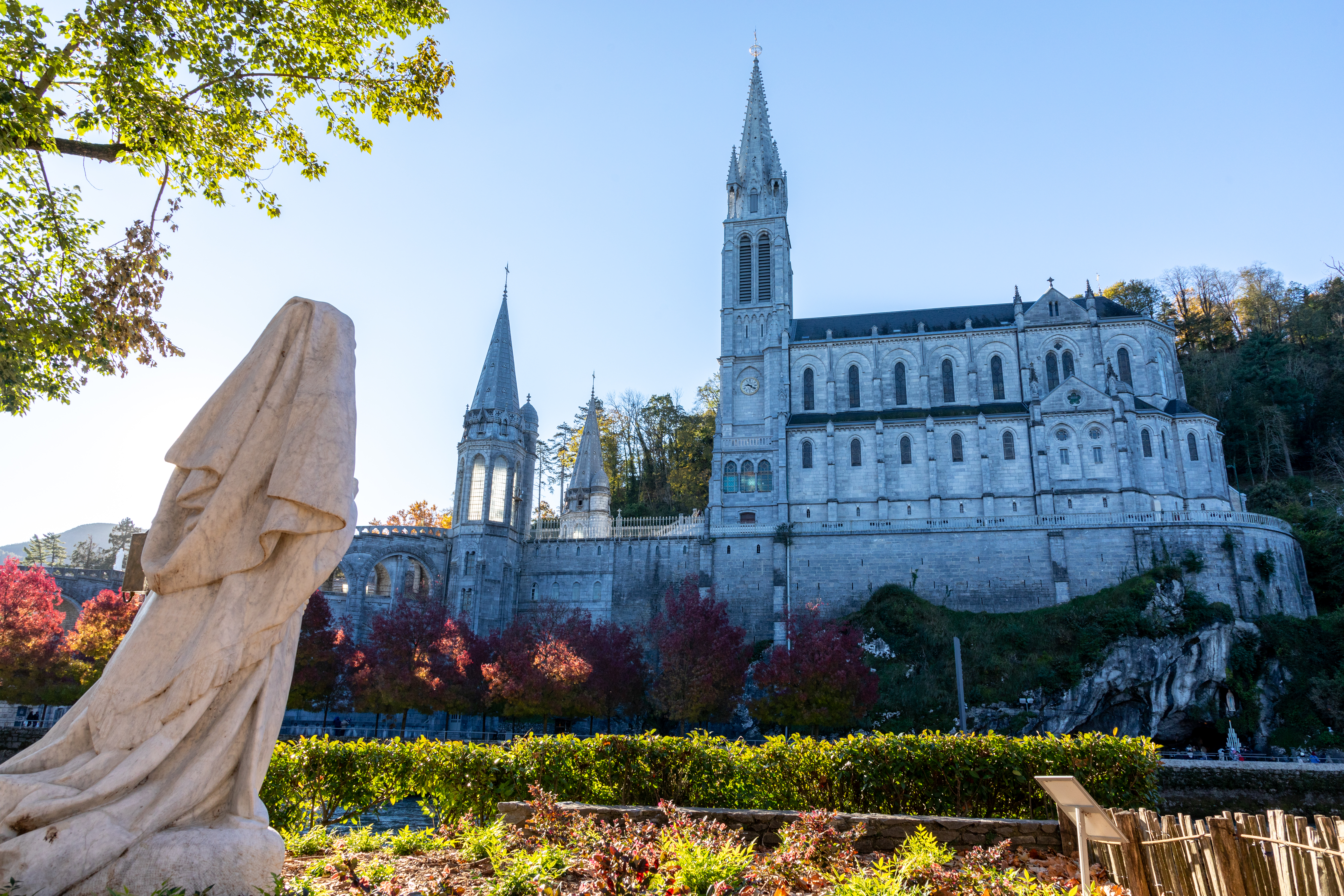 LE SANCTUAIRE NOTRE-DAME DE LOURDES 1 avenue Mgr Théas 65108 Lourdes
